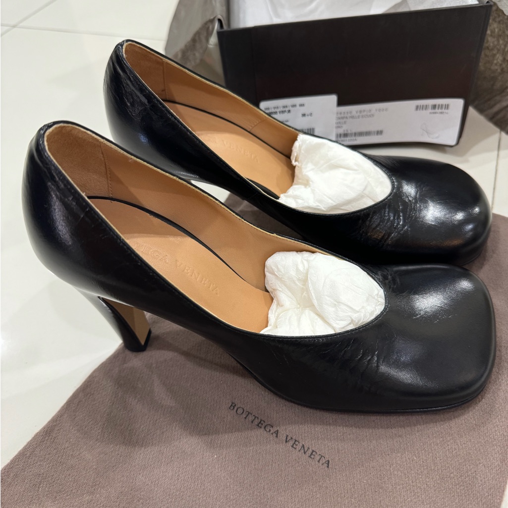 Brand: Bottega Veneta Condition: New, Never Worn Material: Genuine Leather